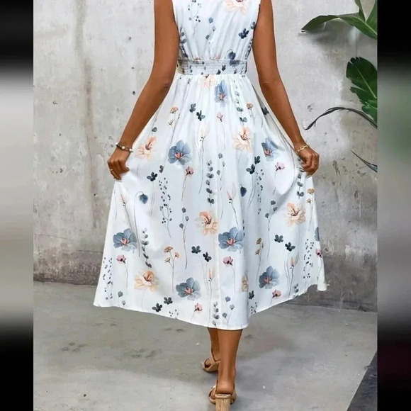Women's Floral Print V-Neck Sleeveless Summer Dress - Picture 2 of 5